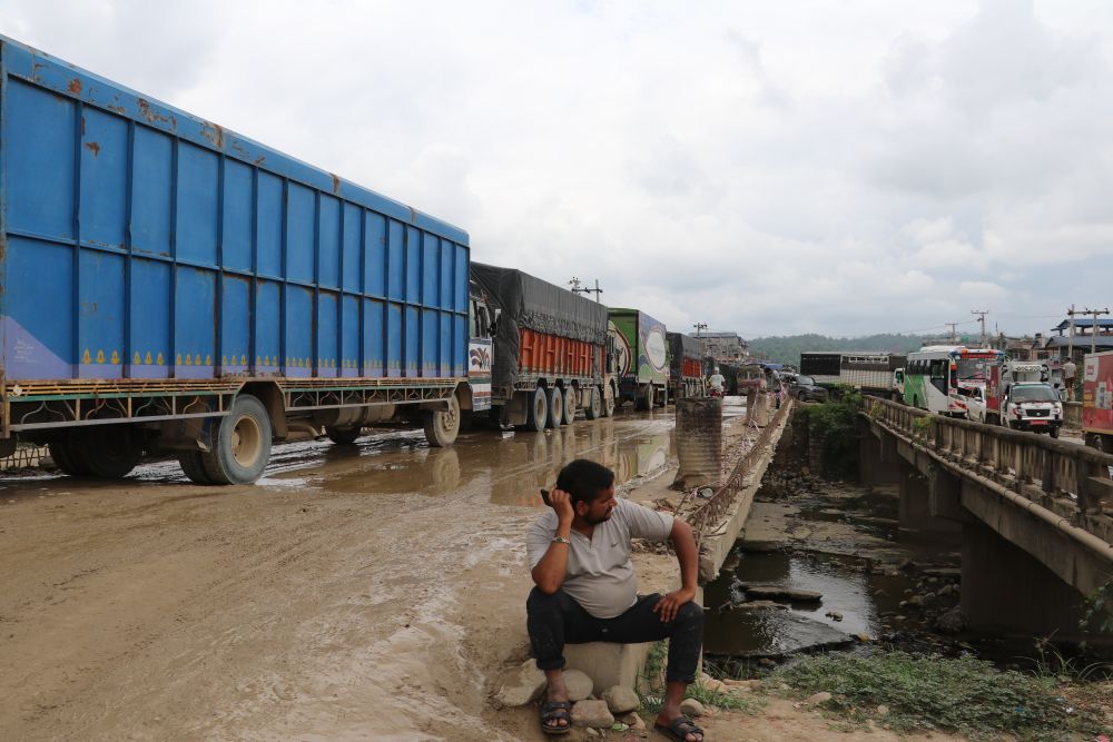 बुटवल–नारायणगढ सडक : विनयी खोलामा डाइभर्सन निर्माण नगरिने, मालवाहक सवारी सञ्चालनमा रोक