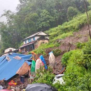 पर्वतको लाङ्दी पहिरो :  पुरिएका दम्पतीमध्ये श्रीमान् मृत फेला, श्रीमतीको खोजी जारी