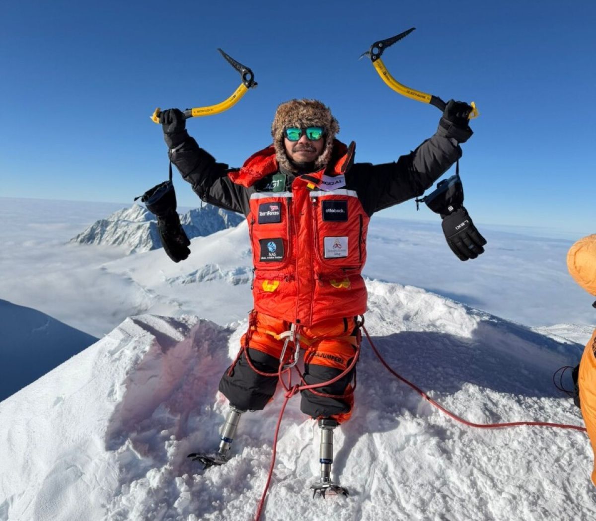 अपाङ्गता भएका हरि बुढा मगरद्वारा माउन्ट भिन्सनको सफलतापूर्वक आरोहण