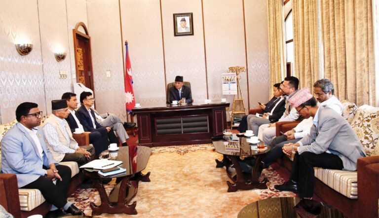 छानबिन समिति बनाउने समझदारी गरेर सदन खोल्ने तयारी,देउवासँग राम्रो कुरा भएको प्रचण्डको ब्रिफिङ