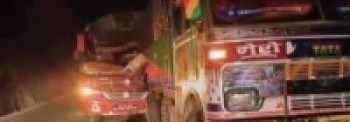 चितवनमा  रोकिराखेको ट्रकसँग बसठोक्किदा एक जनाको निधन