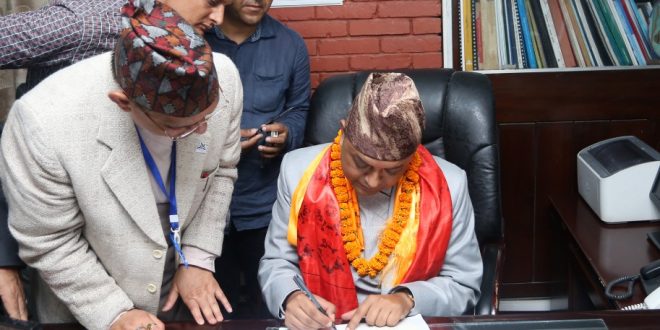 दर्ता नभएका औषधिपसल बन्द गर्न स्वास्थ्यमन्त्रीको निर्देशन