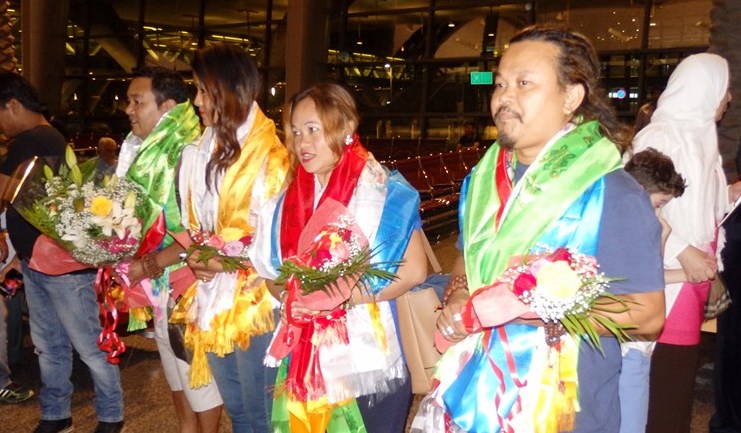 डम्फू सांझ कार्यक्रमका कलाकारहरुलाई अन्तराष्ट्रिय हमद बिमानस्थलमा स्वागत