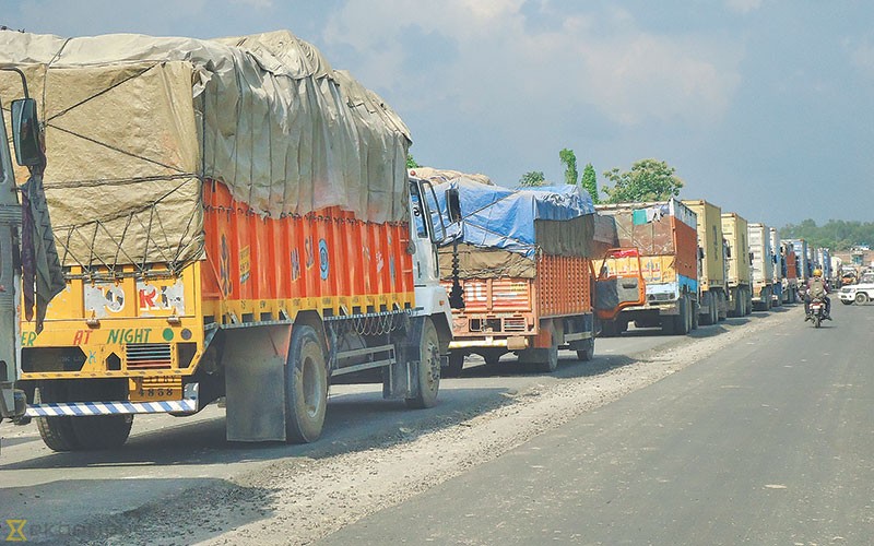नेपाल आउने गाडीलाई अवरोध