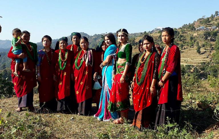 नेपाली लोक तथा तीजका गीतहरुबाट चर्चित गायिका गिरी अब आधुनिक गीतमा