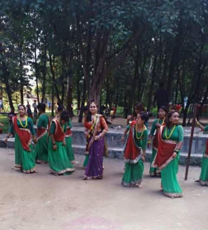 तीजको बेला“बाबा तिम्रो सम्झना झलल"गीत गाउदै गायिका बिष्णु खत्री क्षेत्री