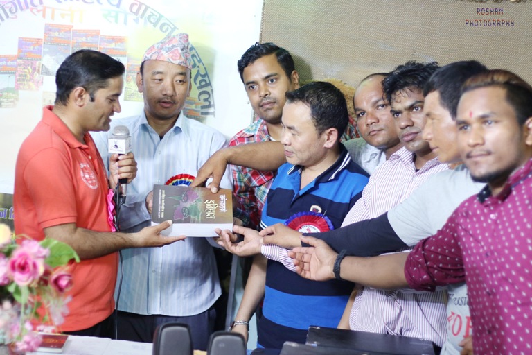 मुग्लानी सौगातको ५२औं साहित्यिक वाचन शृङ्खलामा ईतिहास किताब हस्तान्तरण