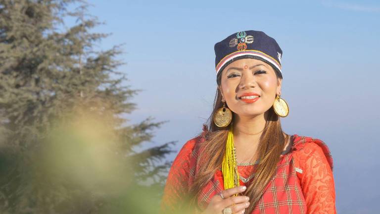 चर्चित गायिका लक्ष्मी स्यङ्तानको माने गाङी पाखरीमा चर्चित मोडेल तथा डान्सर एन्जिल वाईवा