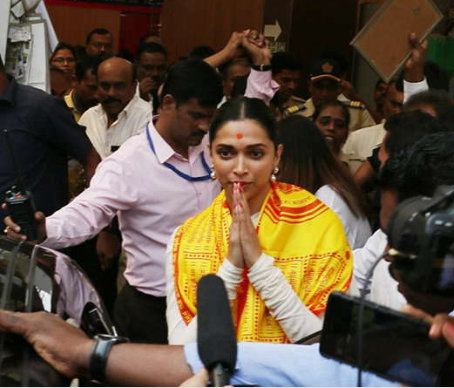 पद्यावत फिल्म सकुसल रिलिजको कामना गर्न दिपिका पुगिन गणेश मन्दिर