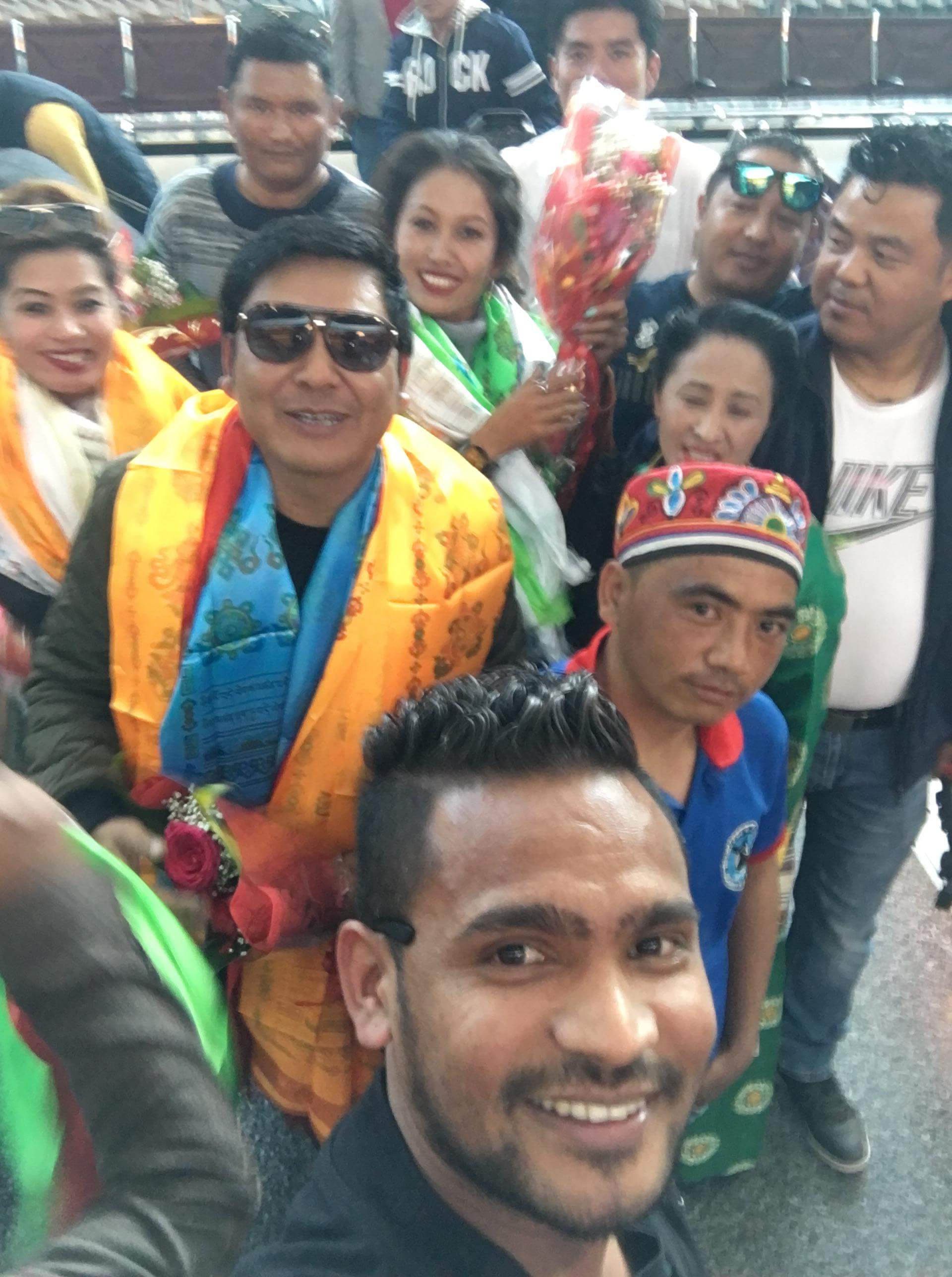 ल्होछार मनाउन कतार आइपुगे चर्चित तामाङ कलाकार