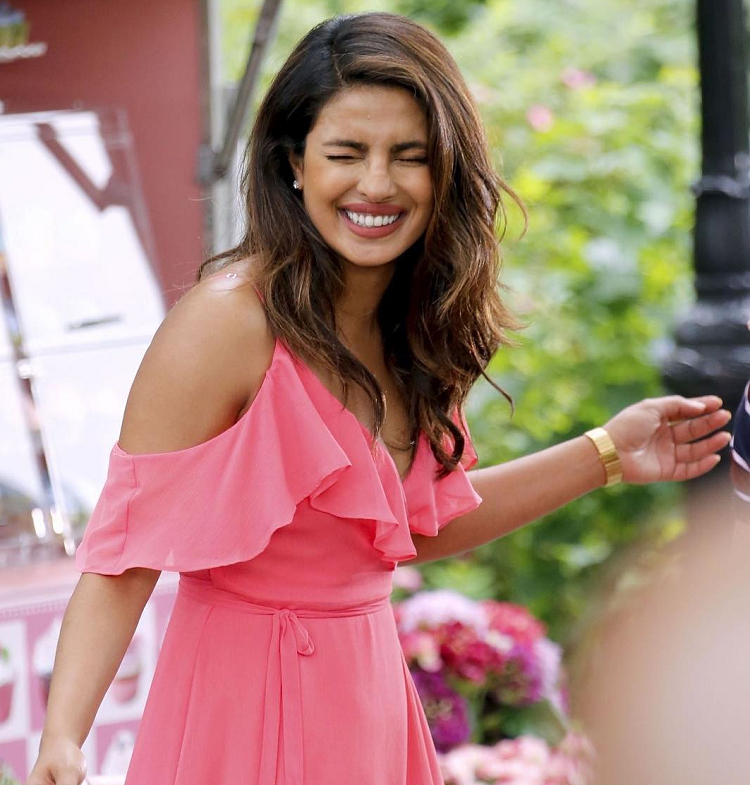 पाँच मिनेटमा आठ करोड कसरी कमाउन्छिन यी नायिका ?