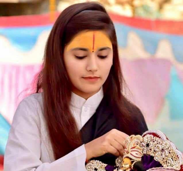 को हुन यी युवति जसले सामाजिक सञ्जालमा उधुम मच्चाइरहेकी छिन