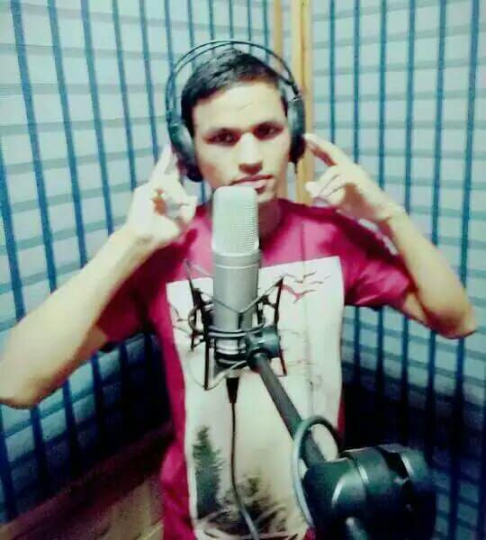 गरिव परिवारमा हुर्केका दैलेखका भूपेन्द्र शाही अाज चर्चित लोक गायककार बनें