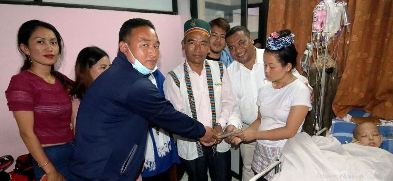 ब्लड क्यान्सर पिडित र बाढी पिडितलाई आर्थिक सहयोग हस्तान्तरण ।