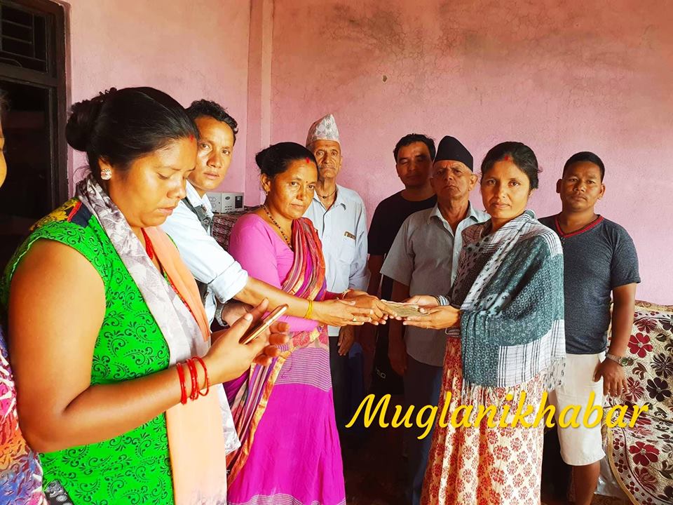 दोघरे टोल बिकाश समिती तुल्सिपुरद्वारा अग्निपिडितलाई राहत सहयोग