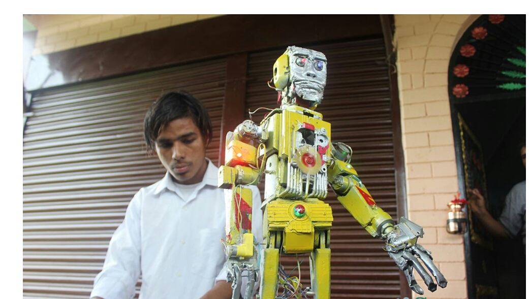 १९ वर्षीय सुविनले बनाए मानव रोबर्ट