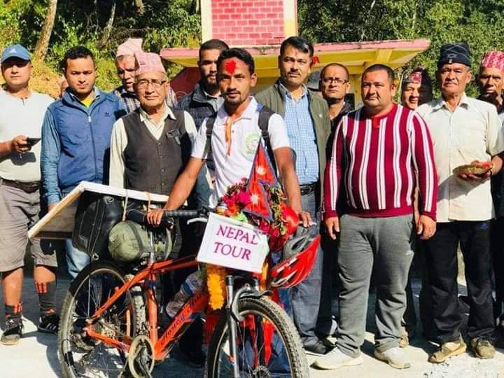 प्रदेश न ७ को पर्यटकीय चिनारी पम्पलेटमा देशैभरी साईकल यात्रा ।