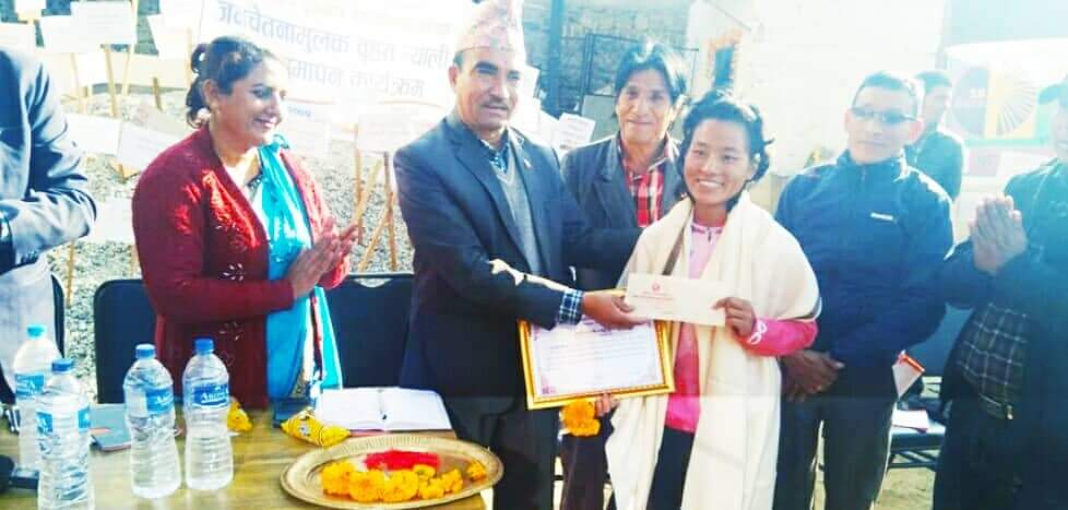 अल्ट्रा दौडमा बिजेता रशिला तामाङ धुनिनिबेशी नगरपालिकाद्वारा सम्मानित