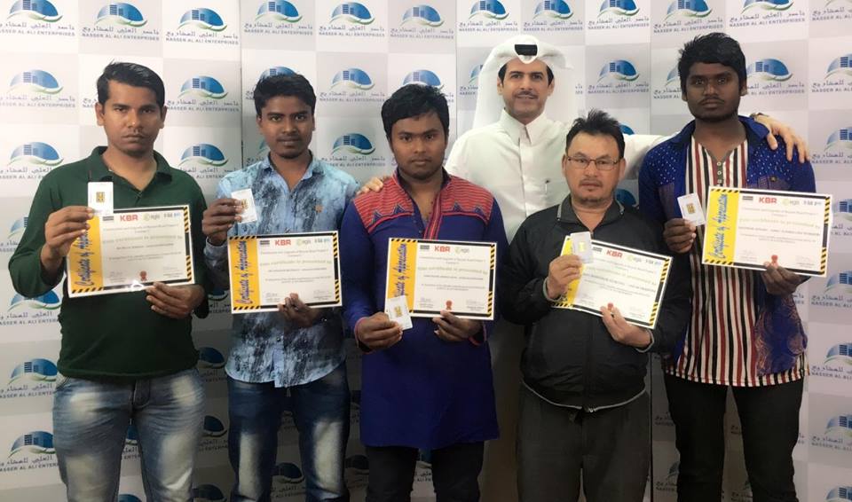 नासर अल अली इन्टरप्राइसेसका 50 जना कामदारहरु लाइ सुनको सिक्का