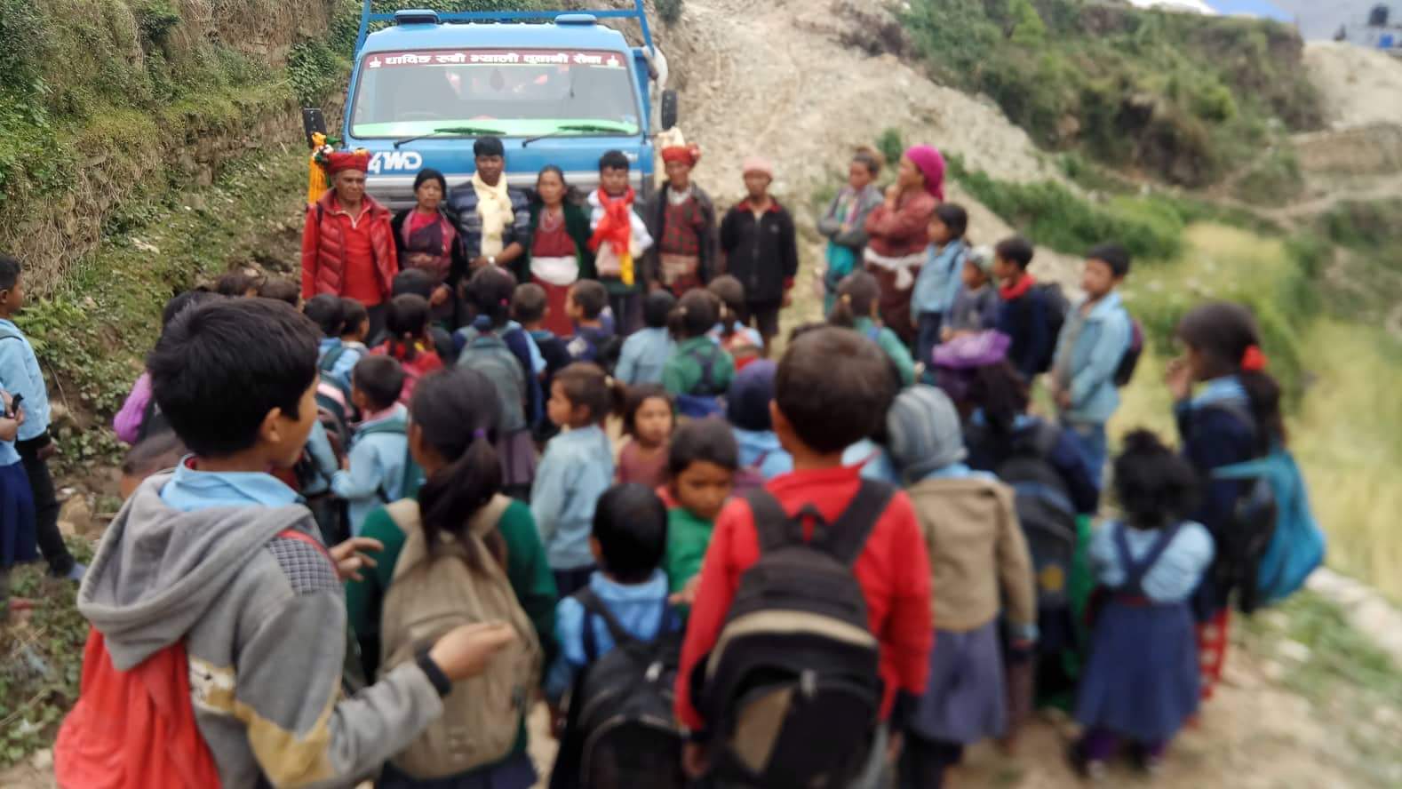 रुबिभ्याली गाउपालिका धादिङमा पहिलोपल्ट गाडी गयो बासिन्दा खुशी ।