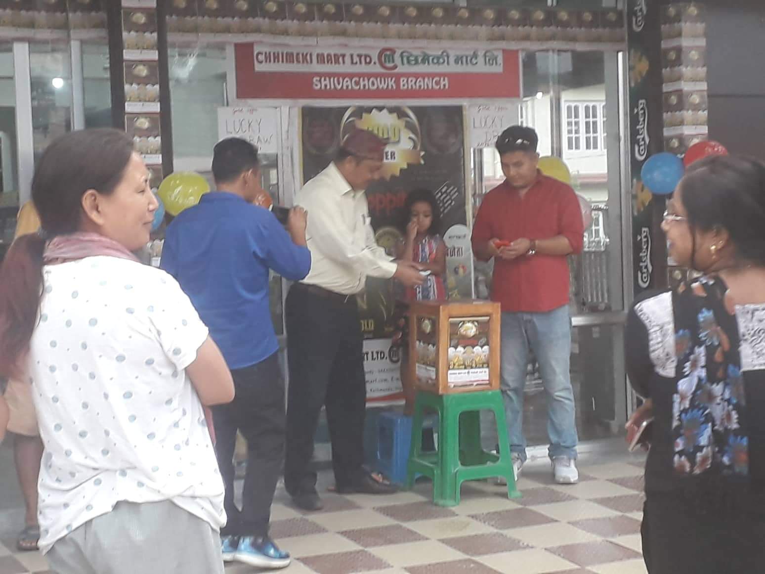 छिमेकी मार्टको गोकर्णेस्वर साखाबाट भाग्यशाली ग्राहकमा रामनाथ कोईराला ।