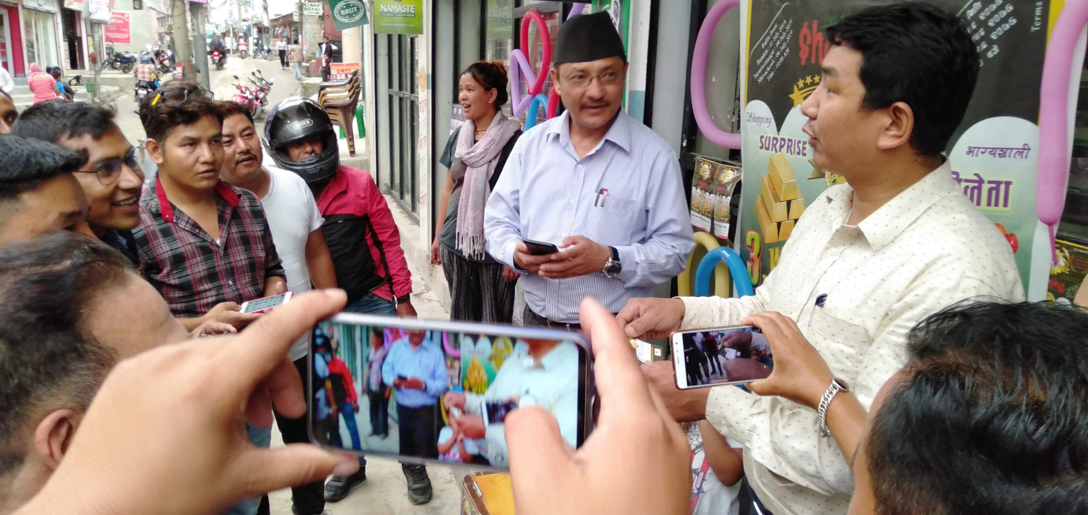 छिमेकी मार्ट सरस्वती नगर शाखाको ‘भाग्यशाली ग्राहक’मा युवराज चौलागाई।