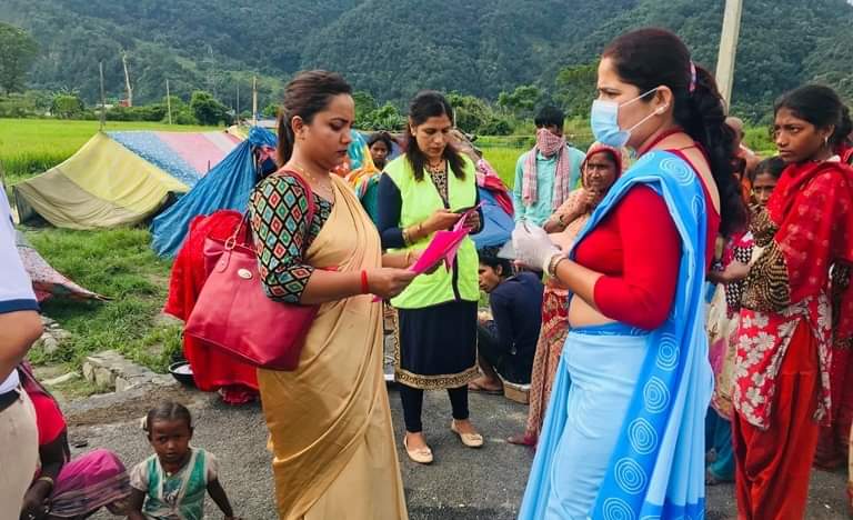 डेँगु संक्रमण बढ्दै गएपछि जनचेतना सम्बन्धी पर्चा बाड्दै