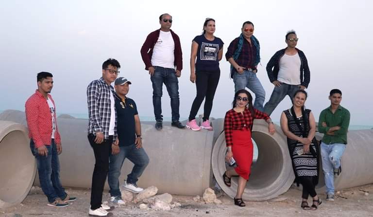 दशैँ तिहार पर्वलाई सम्झेर समुद्र तिर नेपाली