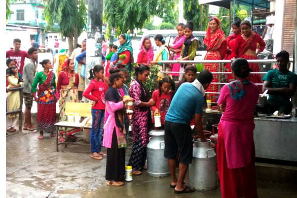 डोटिमा दूध बिक्री गर्दै महिला