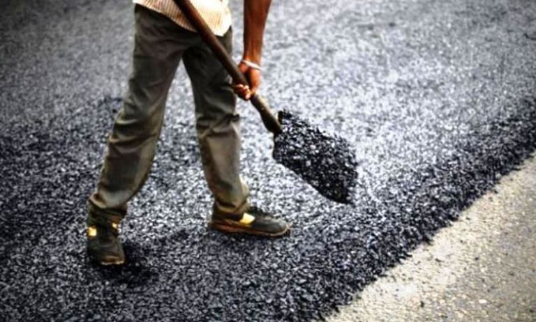 आफ्नो गाउँको सडक आफैँ मर्मत गर्दै युवा   