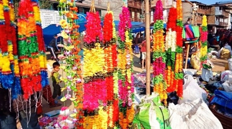 प्लाष्टिक फूलले खलङ्गा बजार भरिभराउ   