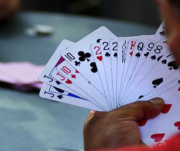 रिसोर्टबाट करिब डेढ लाख रुपैयाँ सहित जुवाडे पक्राउ