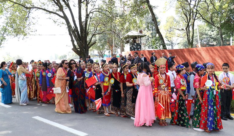 राष्ट्रपति सी चिनफिङको विदाइमा विद्यार्थी