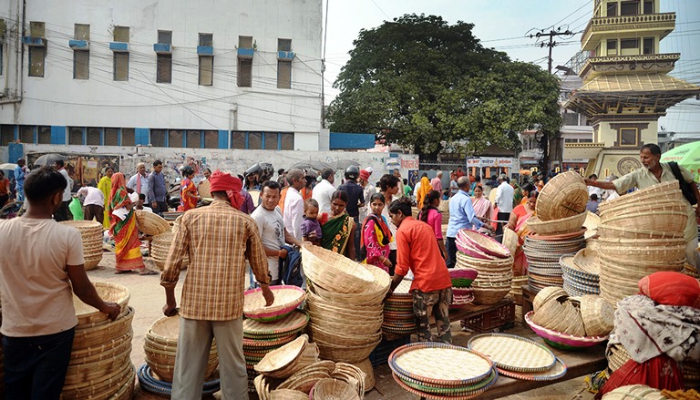 छठ पर्व मनाउन सामग्री किन्दै ब्रतालु