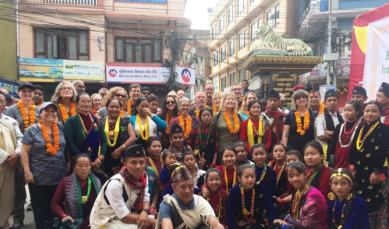 देउसी भैलोमा विदेशी पर्यटक  