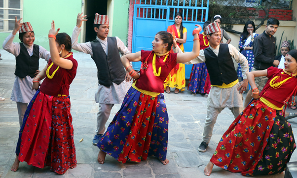 देउसी -भैलोमा रमाउदै स्थानिय बासिन्दा 