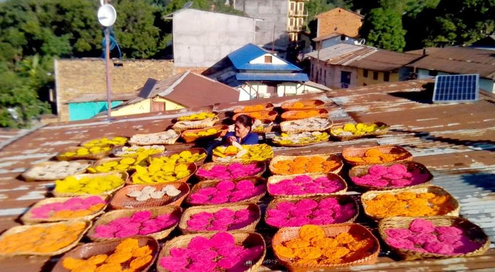 झिनियाँ बनाउन व्यस्त महिला उद्यमी