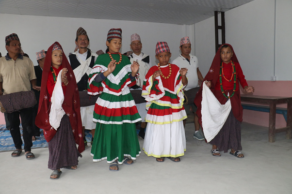कृष्ण चरित्र नाच प्रस्तुत गर्दै गुरूङ समुदाय