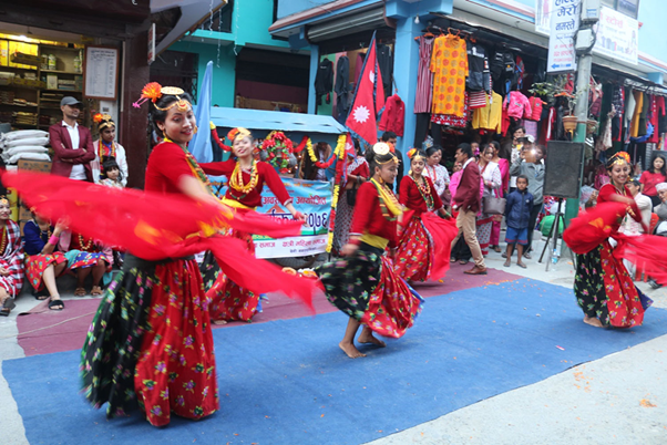 गलेश्वरमा नृत्य गर्दै युवती