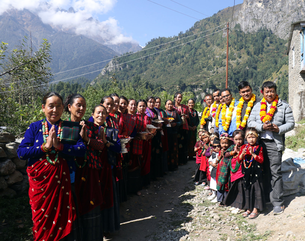 पर्यटक स्वागत गर्दै मनाङमा 