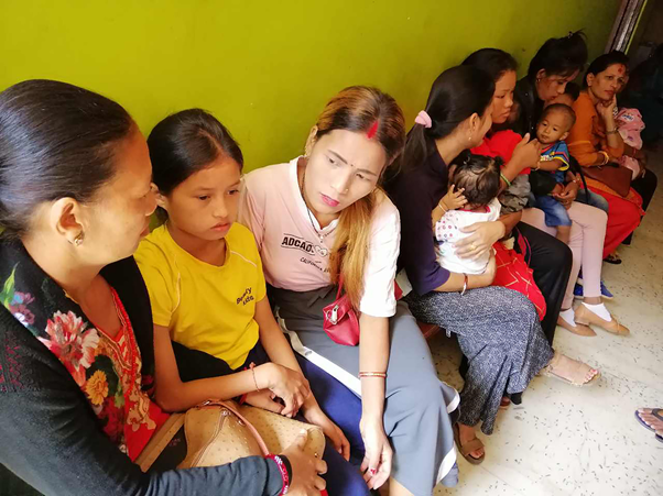 उपचारका लागि पालो कुर्दै महिलाहरु