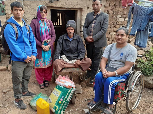 अपाङ्गता ब्यक्तिलाई ह्वीलचियर सहयोग