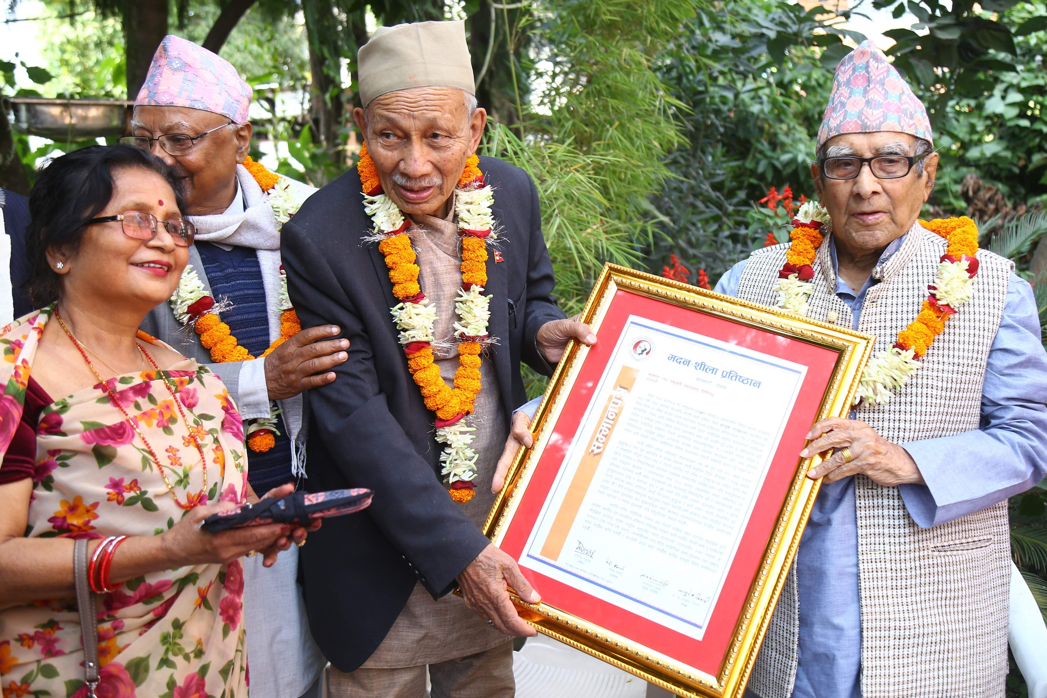 मदन शिला श्रष्टा द्वारा राष्ट्रकवि घिमिरेलाई  सम्मान