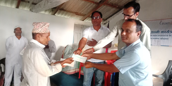 मृत्यु दावी वापत रकमको चेक हस्तान्तरण 