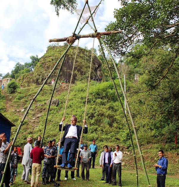 डोटी प्रमुख जिल्ला अधिकारी पिङ खेल्दै
