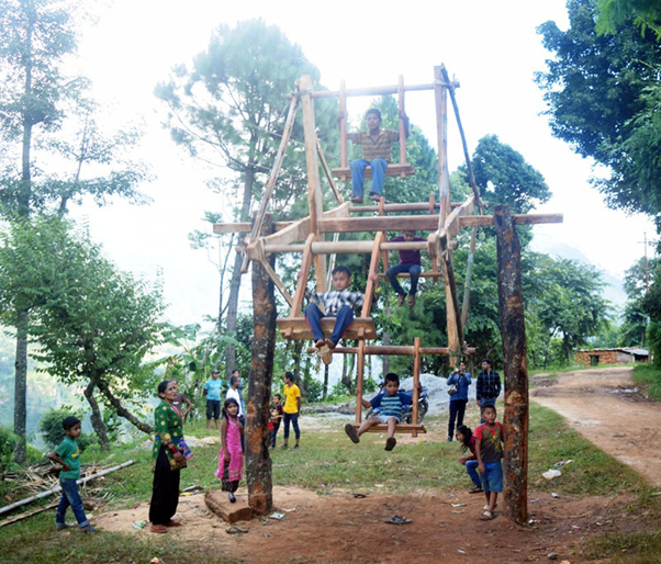 रोटेपिङमा रमाउदै बालबालिका