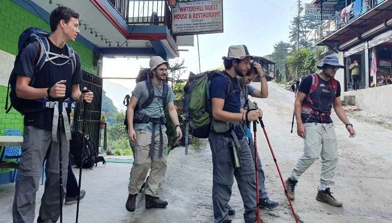 अन्नपूर्ण पदमार्गमा जाँदै बाह्य पर्यटक