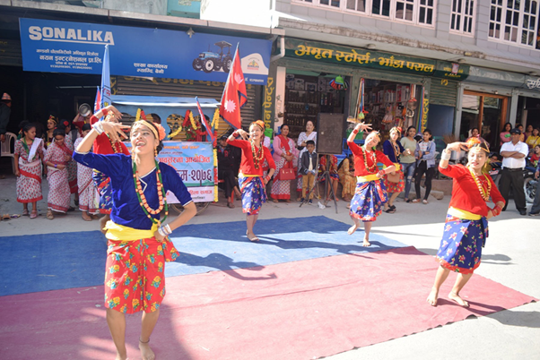 म्याग्दीमा देउसी भैलो नृत्य देखाउँदै कलाकार