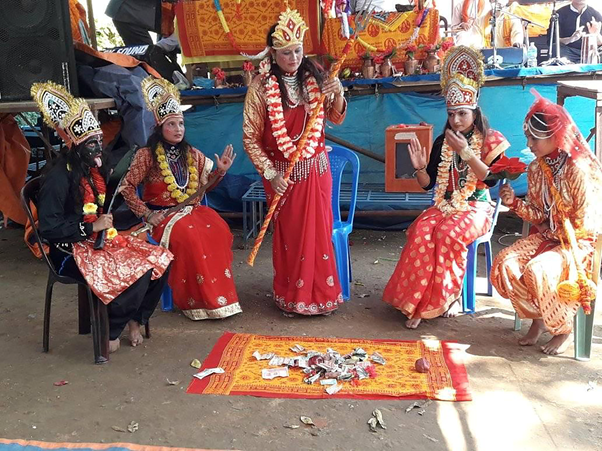 नाटक मन्चन गर्दै कलाकार