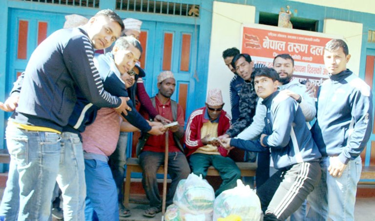 न्यून दृष्टियुक्त व्यक्तिलाई सहयोग   